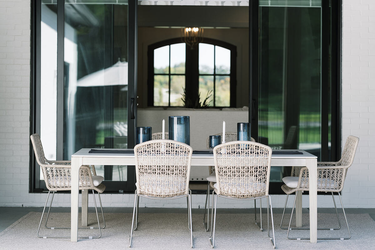 outdoor dining table and chairs
